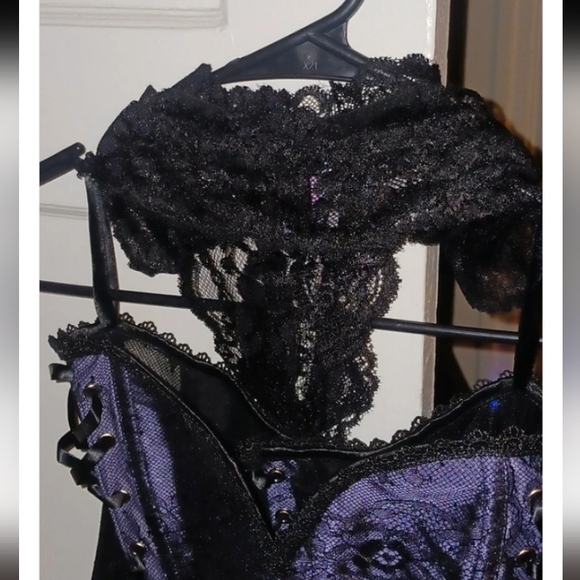 Gorgeous Corset w/attached Garters - Picture 7 of 8